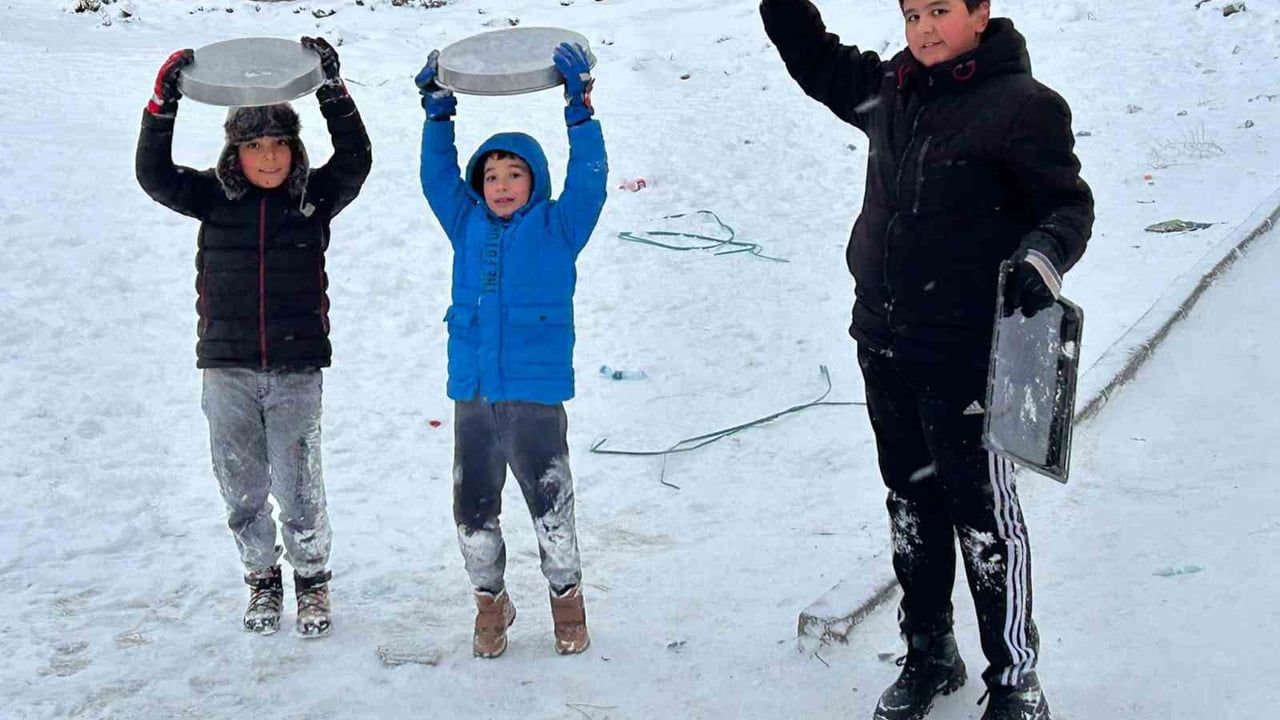 Kayseri'de Çocukların Kar Sevinci: Tepsilerle Kayak Keyfi