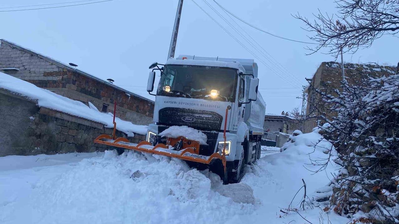 Kayseri'de kar mesaisi: 6 saatte 285 mahalle yolu ulaşıma açıldı