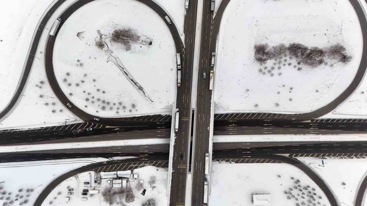 Kayseri'de Kar Tır Trafiğini Durdurdu — Sınır Kapısını Aratmayan Bekleyiş