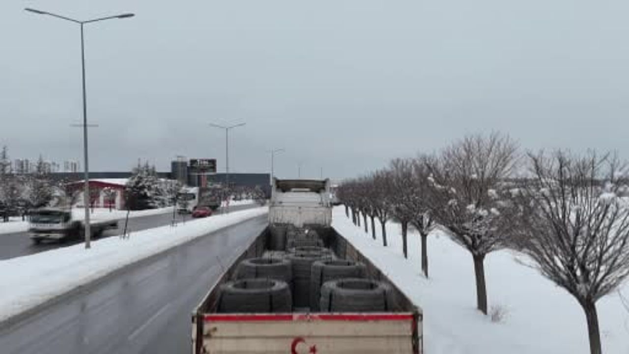 Kayseri'de Kar Trafiği Kilitledi: Tırlar Sınır Kapısını Andıran Kuyrukta