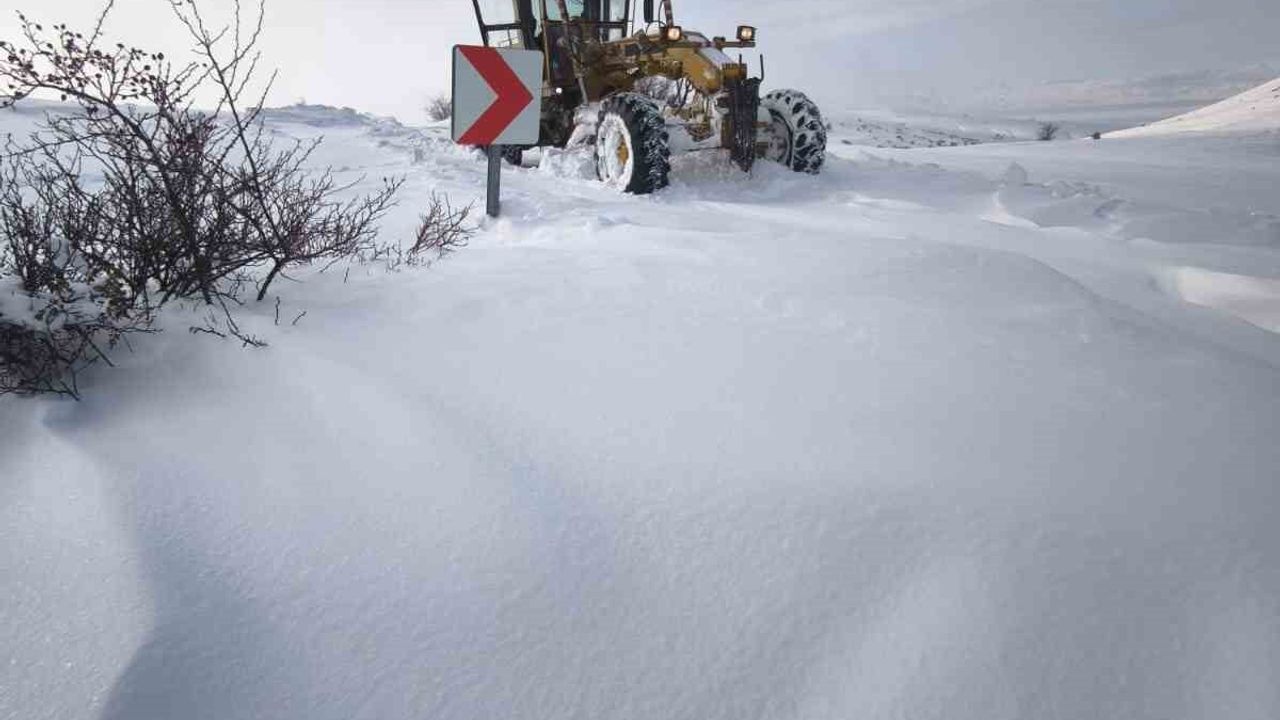 Kayseri'de Karla Mücadele: 14 Mahalle Yolu Ulaşıma Kapalı, 24 Yol Açıldı