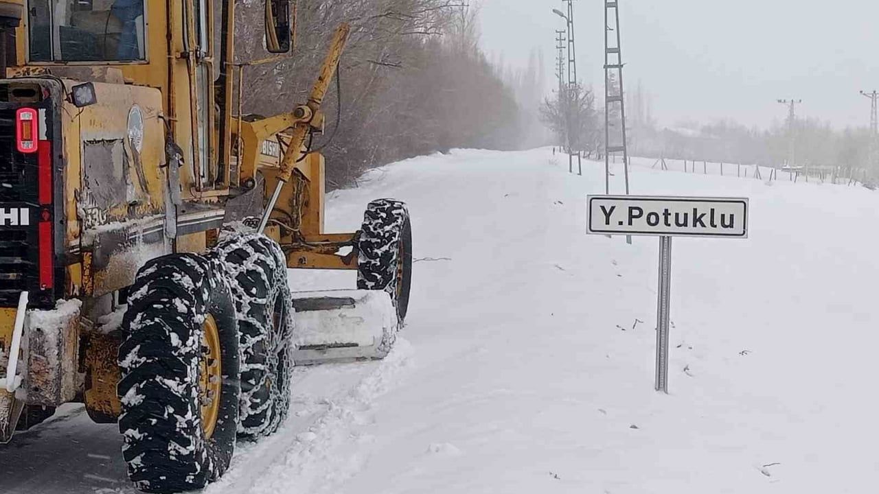 Kayseri'de Karla Mücadele: 47 Mahalle Yolu Ulaşıma Açıldı