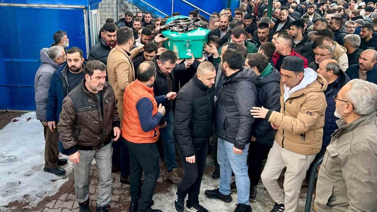 Kayseri'de krikonun kaymasıyla otobüs altında kalan genç defnedildi