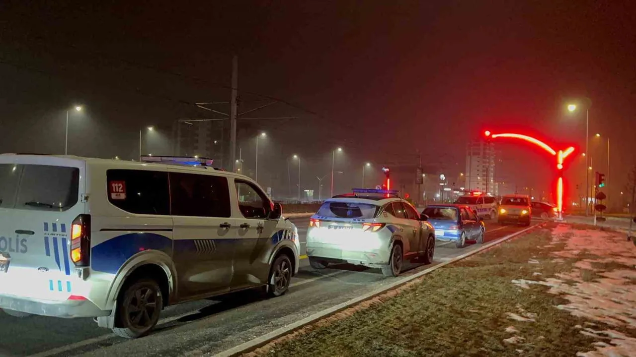 Kayseri'de polise çarpıp kaçan sürücü yakalandı: 1’i polis, 2 yaralı