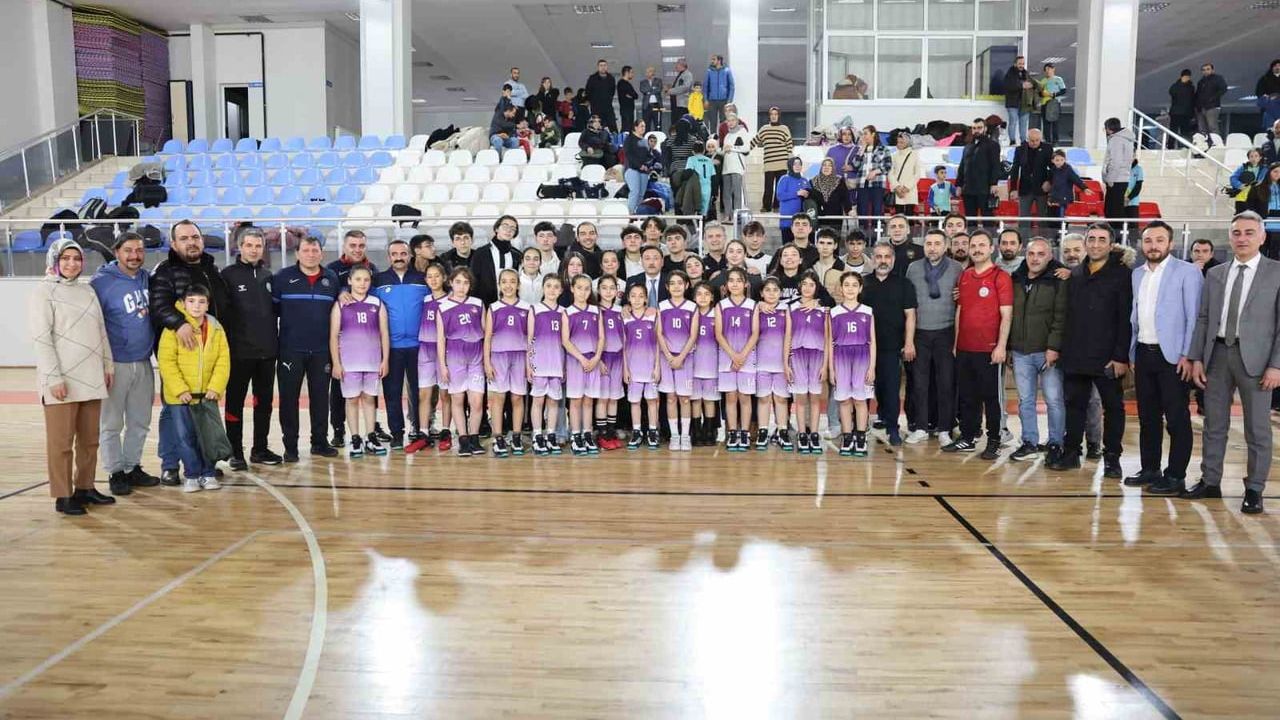 Kayseri’de Protokol ile ERVA Sporcuları Futbol Maçında Karşılaştı