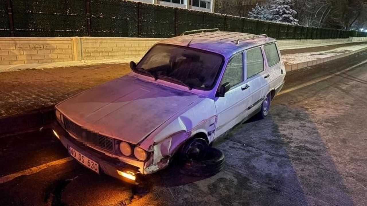 Kayseri'de Refüje Çarpan Otomobil: Sürücü Hafif Yaralandı