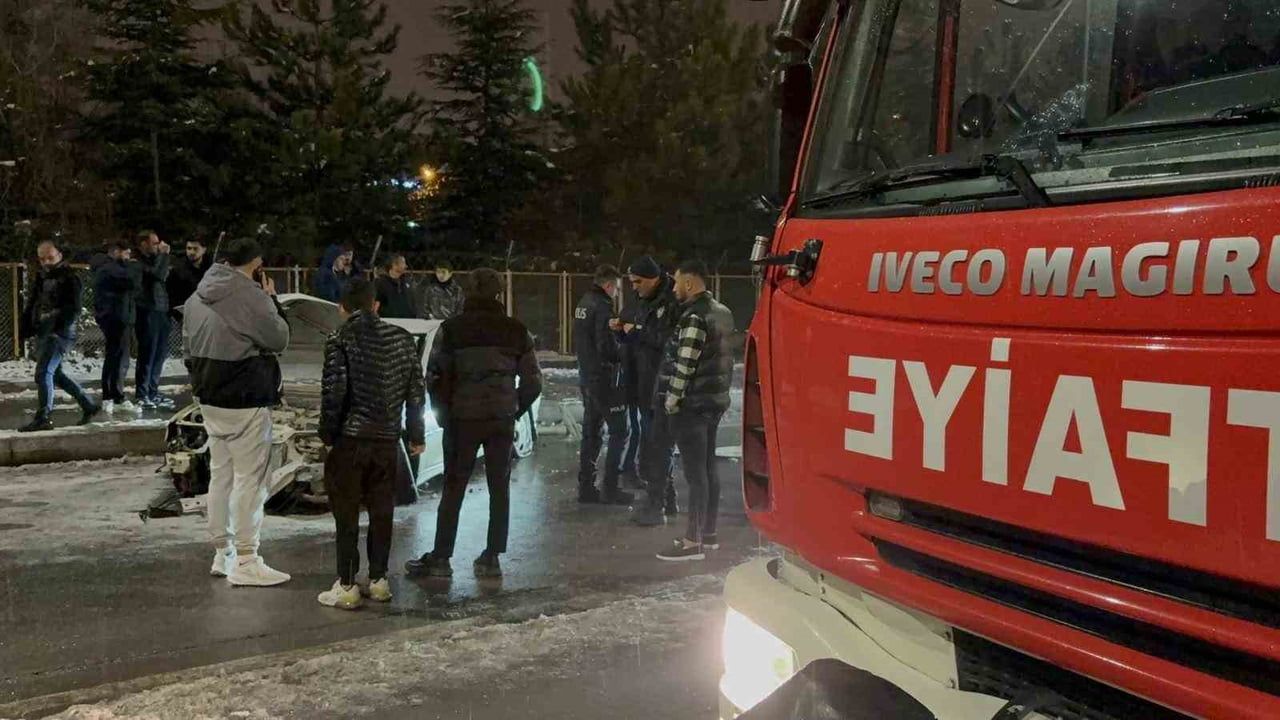 Kayseri'de Refüje Uçan Otomobil Pert Oldu: Sürücü Sağ