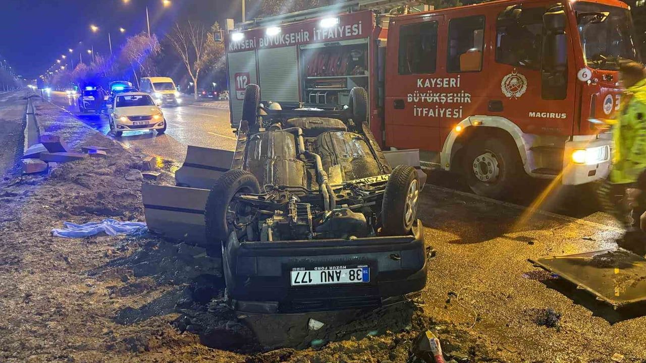 Kayseri'de Takla Atan Otomobil: Sürücü Araçta Sıkıştı, Arkadaşı Başından Ayrılmadı
