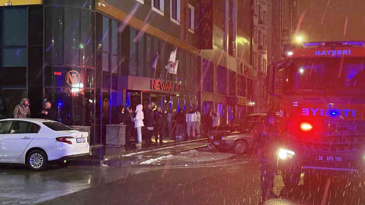 Kayseri Kocasinan'da 8 Katlı Otelde Bodrum Yangını — Giriş Katı Dumanla Kaplandı