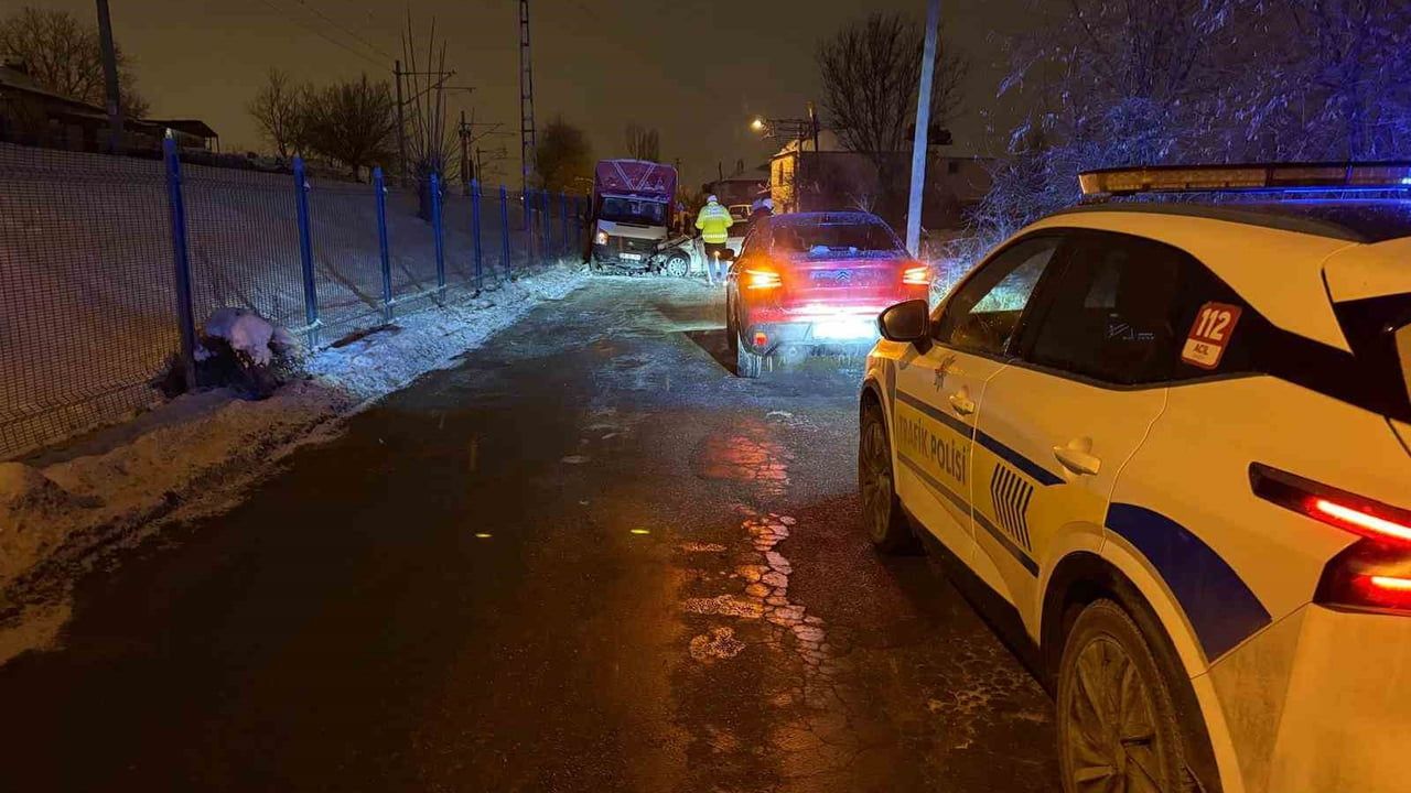 Kayseri Kocasinan'da Otomobil ile Kamyonet Kafa Kafaya Çarpıştı: 3 Yaralı