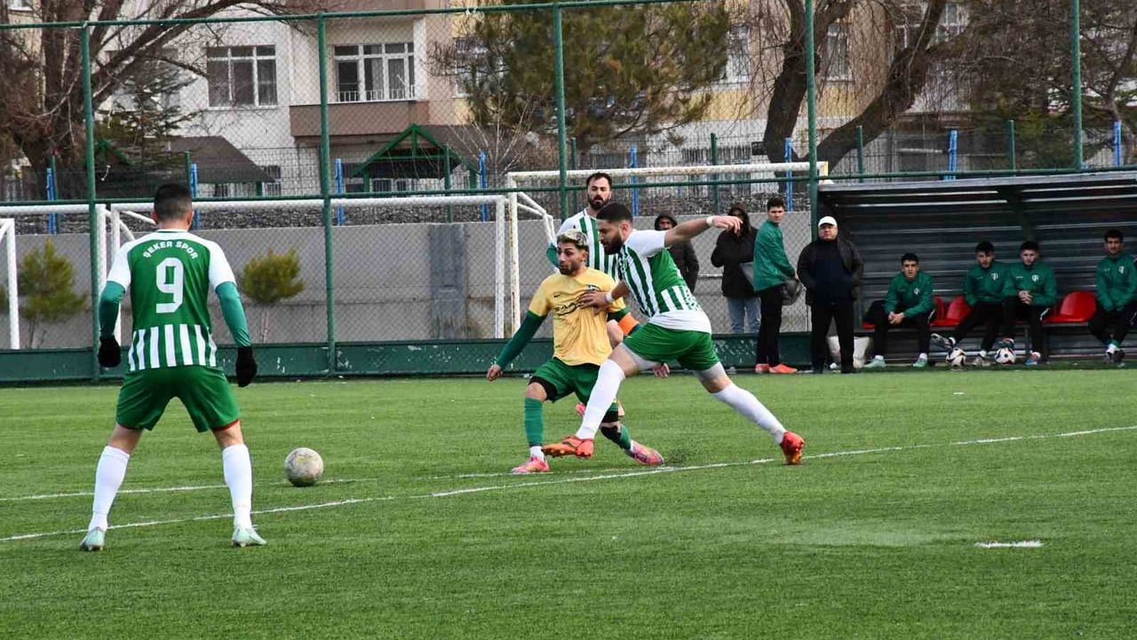 Kayseri Şekerspor 4-0 Argıncıkspor: Liderlik Sürüyor