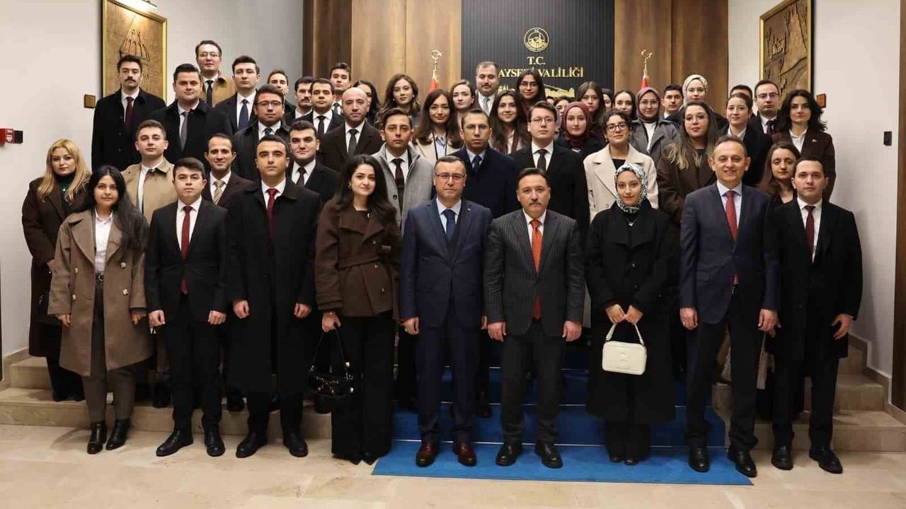 Kayseri Valisi Gökmen Çiçek, hâkim ve savcı yardımcılarıyla buluştu