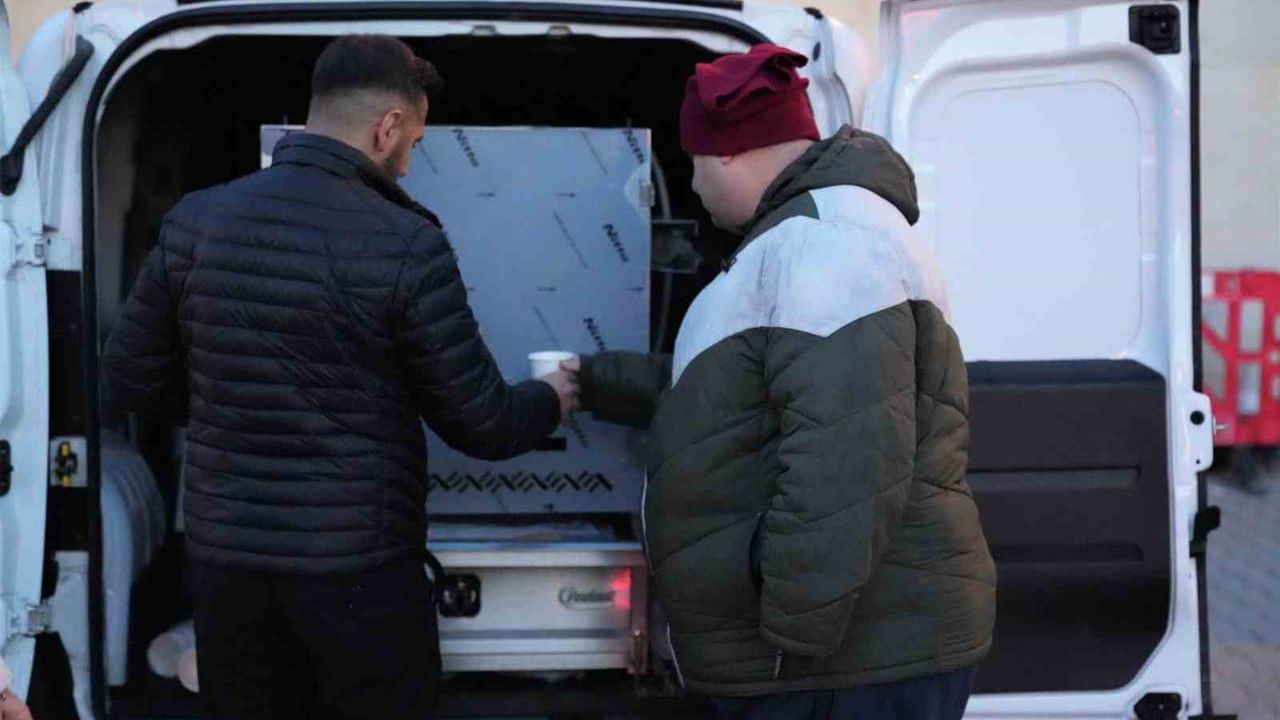 Keçiören Belediyesi'nden Soğuk Havada Sıcak Çorba İkramı