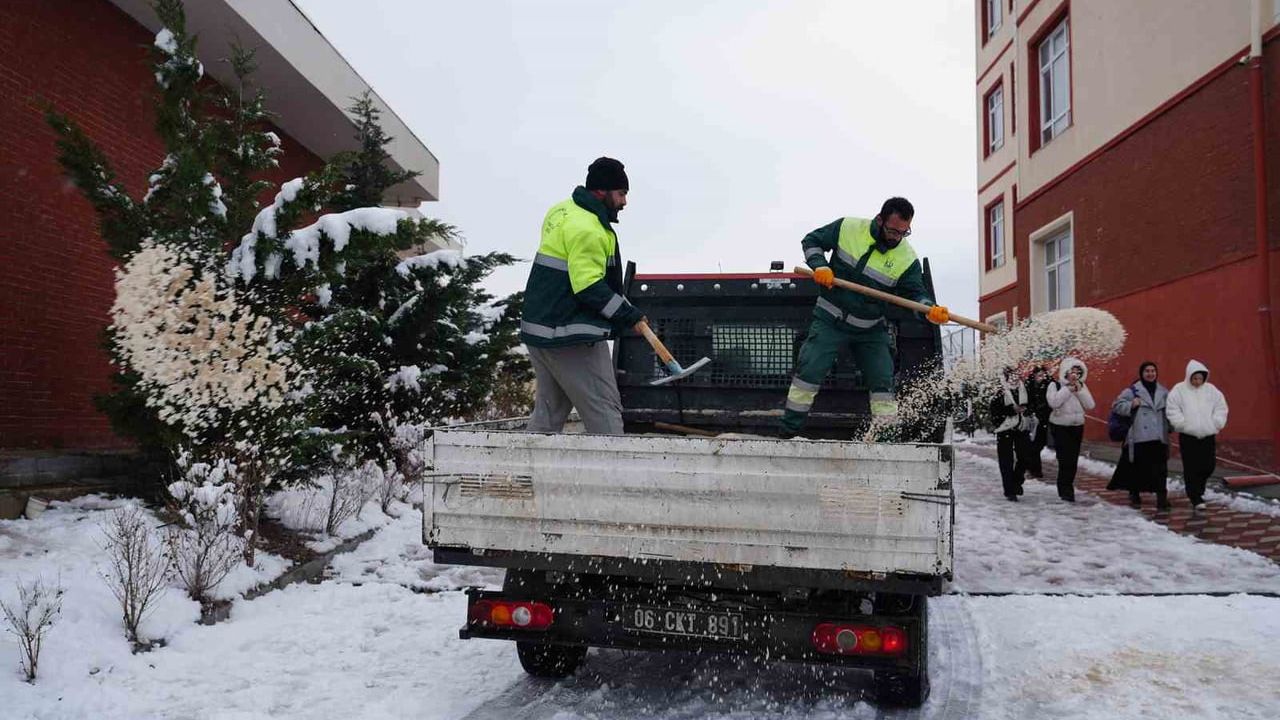 Keçiören'de Kar Küreme ve Tuzlama Seferberliği — Yaya Güvenliği Sağlanıyor