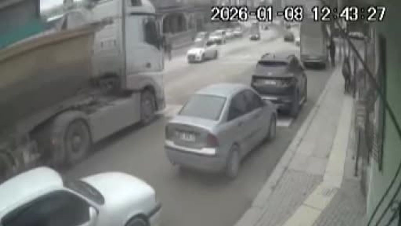 Keçiören'de Kontrolden Çıkan Hafriyat Kamyonu 4 Aracı Ezdi