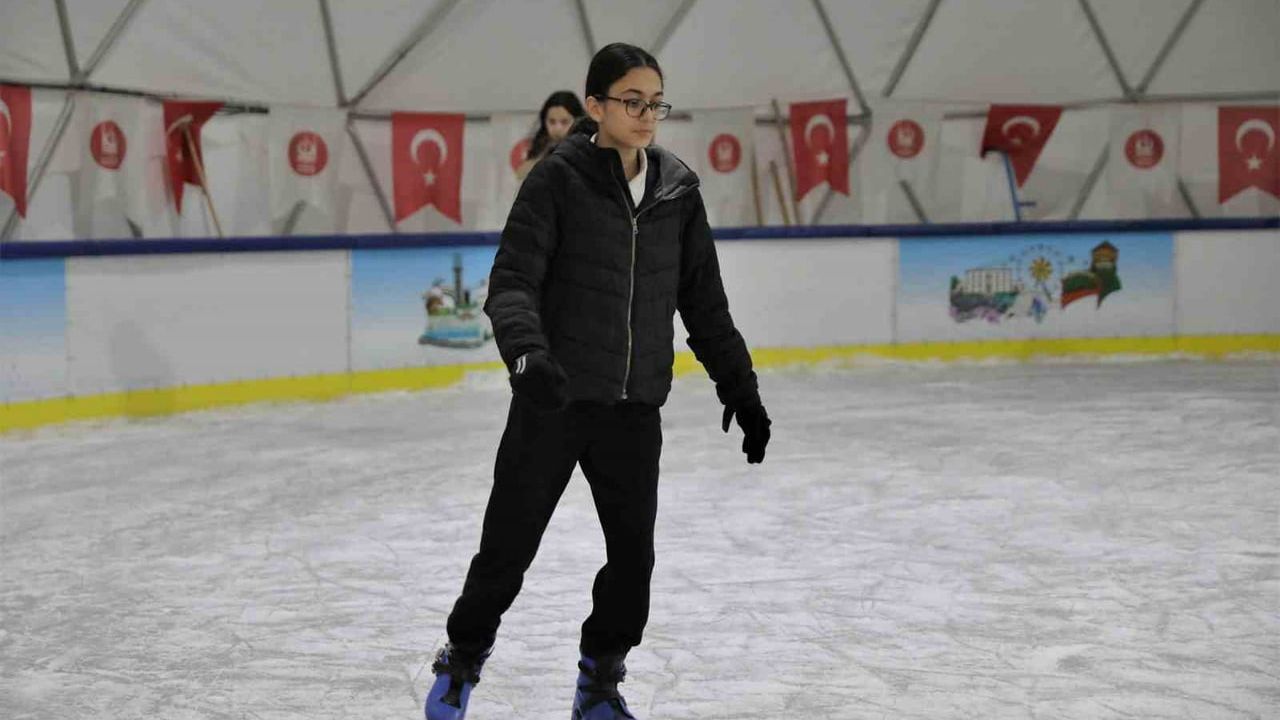 Keçiören'de Ücretsiz Buz Pateni: Ahmet Çalık Pisti Ara Tatilde Çocukların Adresi