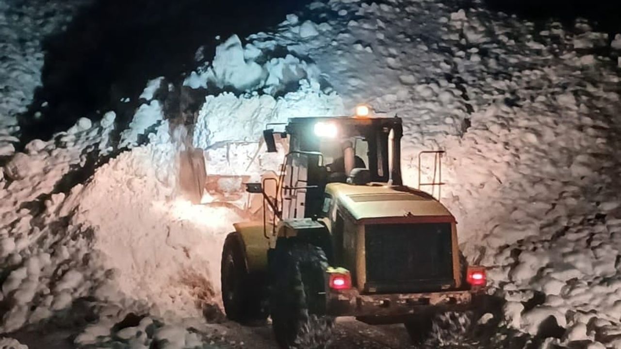 Kemaliye'de Kapanan Grup Köy Yolları Ulaşıma Açıldı