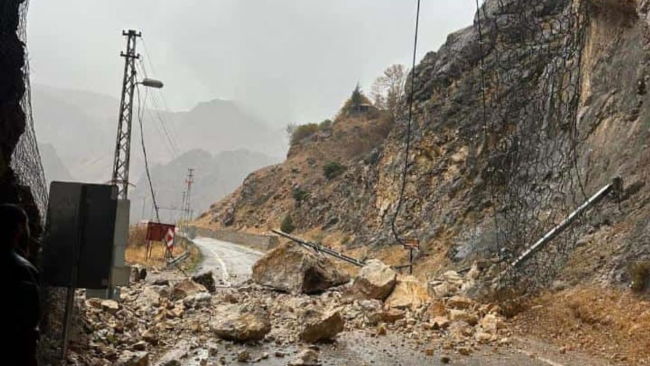 Kemaliye'de Şırzı Köprüsü Tüneli Girişinde Tel Örgü Çökmesi Sürücüleri Tehlikeye Atıyor