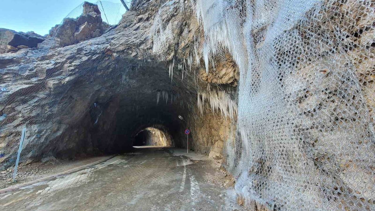 Kemaliye'de Taş Yolu Buz Tuttu