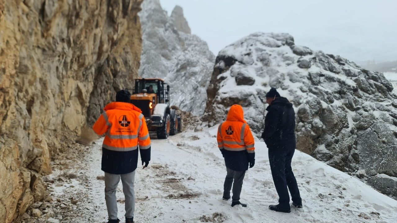 Kemaliye Taş Yolu'nda Tehlike Oluşturan Kayalar Temizlendi