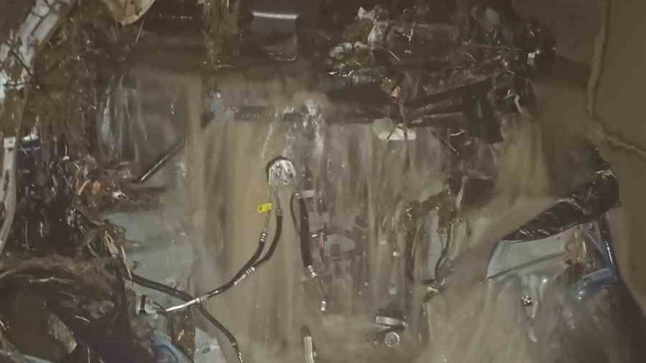 Kemalpaşa'da menfeze sıkışan araç için kurtarma çalışmaları sürüyor