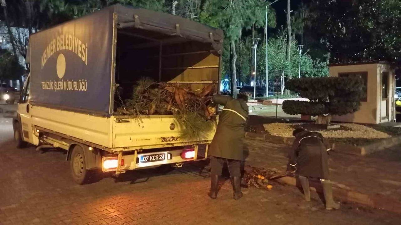Kemer'de sağanak sonrası köprüleri tıkayan tomruklar temizlendi