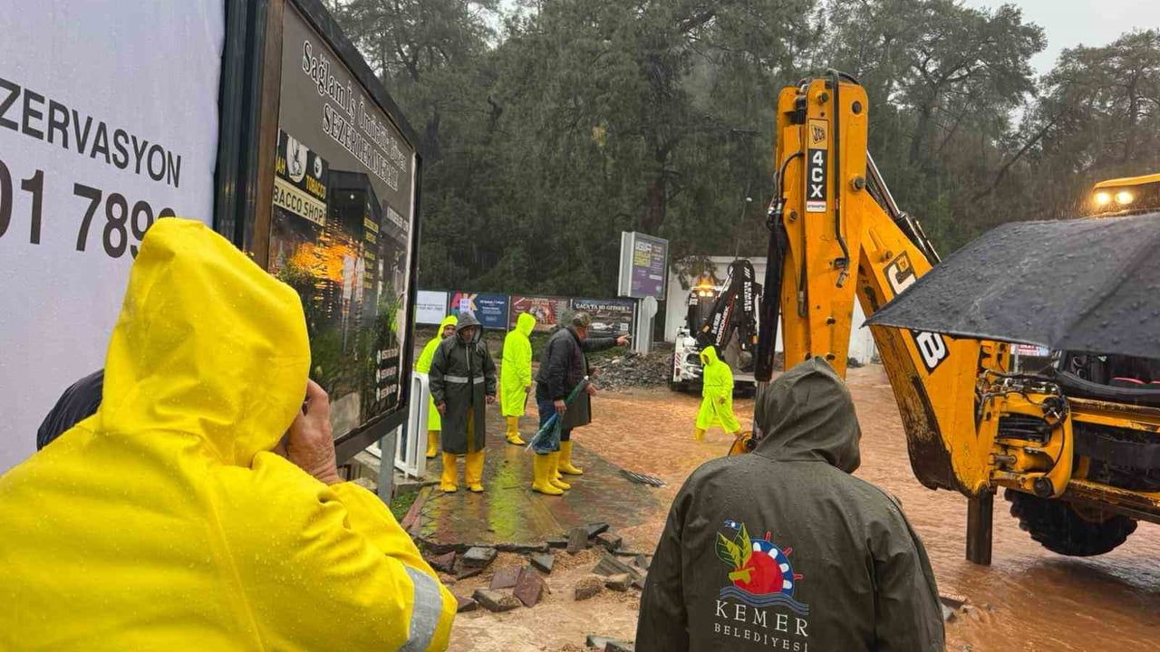 Kemer'de Su Baskınları: Belediye Ekipleri Seferber