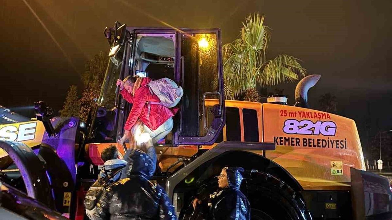 Kemer’de Taşkın: Çamyuva’da 4 Çocuk ve Yaşlı Kadın Pansiyona Yerleştirildi