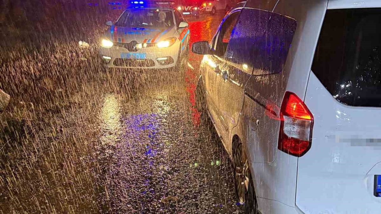 Kemer'de Yağış İstinat Duvarını Çöktürdü: Yayla Kuzdere'de Araç Mahsur