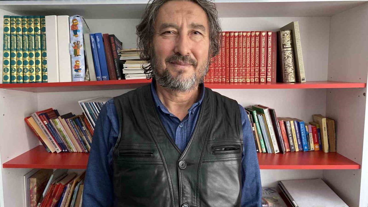 Kenan Demirel'in 'Yanarım' Şiiri: Kaybolan Telefonu İçin Yazdı