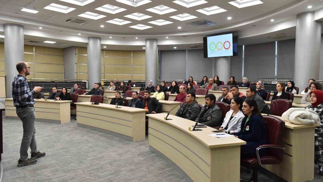 Kepez Belediyesi'nden 'Yaşlı Dostu Kepez' İçin Hizmet İçi Eğitim