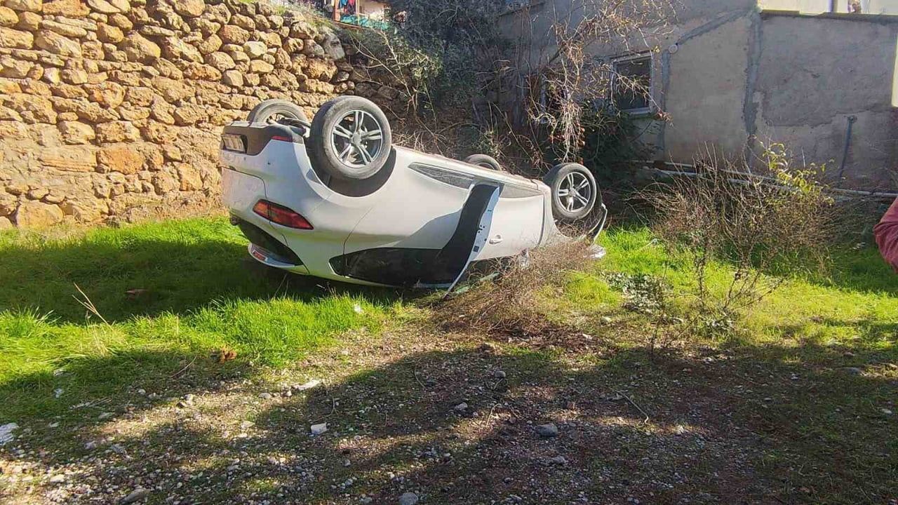 Kepez'te Araç Boş Araziye Yuvarlandı: 4 Yaralı