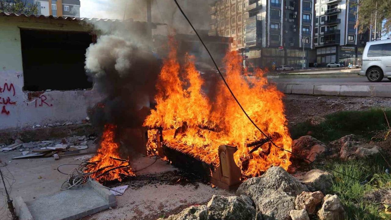 Kepez'te hurdacı koltuk ve kablo yakarken zabıta müdahalesi: 'Vazifede merhamet yok'