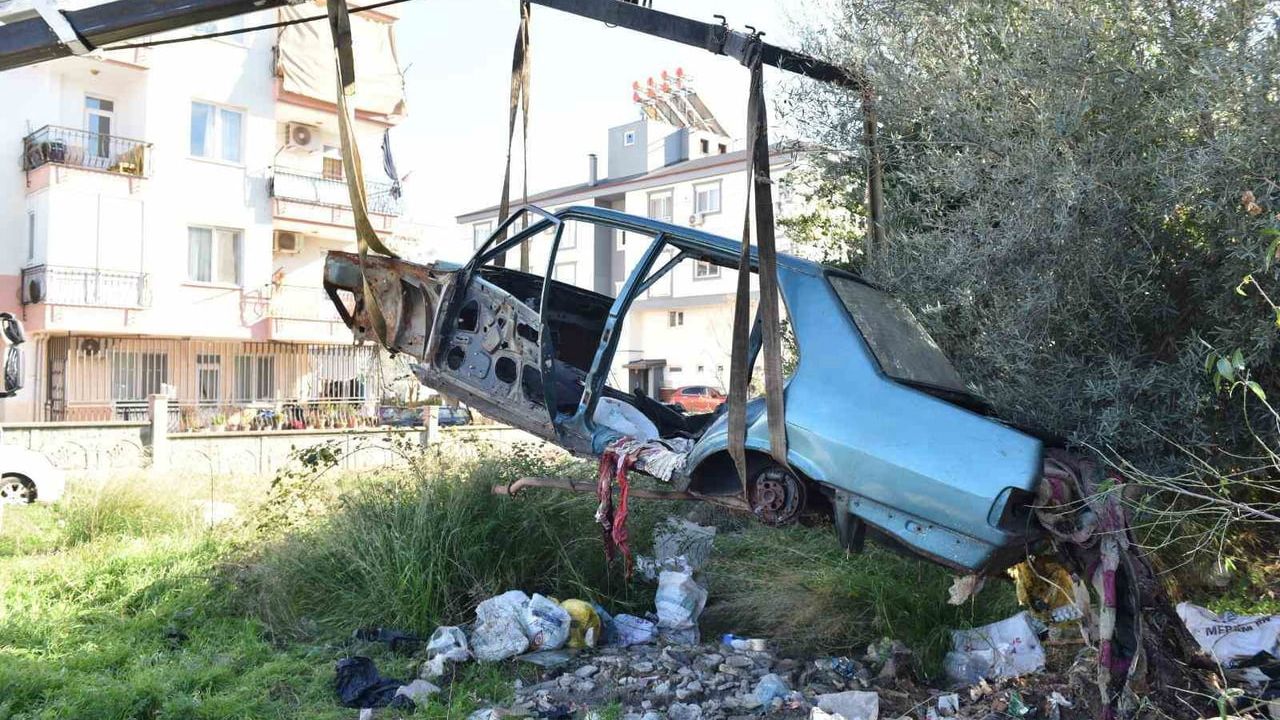 Kepez'te Sütçüler Mahallesi'nde Hurda Araçlar Kaldırıldı