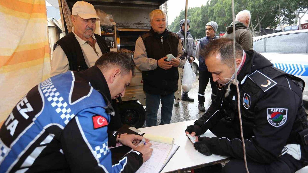 Kepez Zabıtası'ndan Gıda Güvenliği ve Kamu Alanı İşgali Denetimi