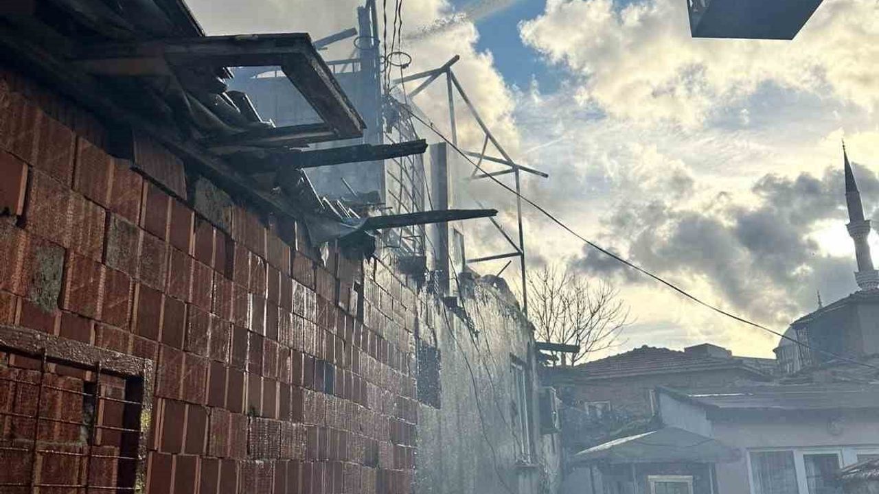 Keşan'da Çatı Yangını: İtfaiye Hızla Müdahale Etti