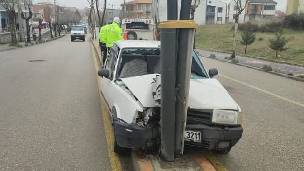 Keşan'da Otomobil Aydınlatma Direğine Çarptı — 2 Yaralı