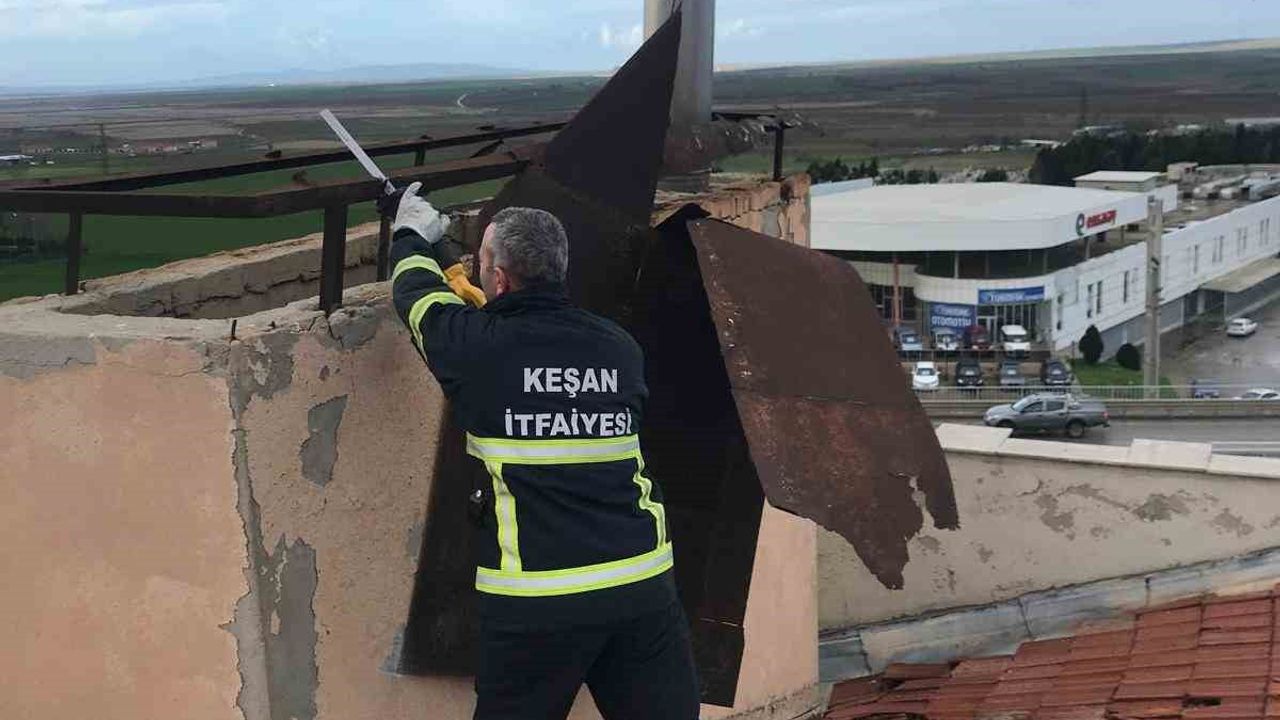 Keşan'da Şiddetli Rüzgar: Çatılar Uçtu, Tekne Battı