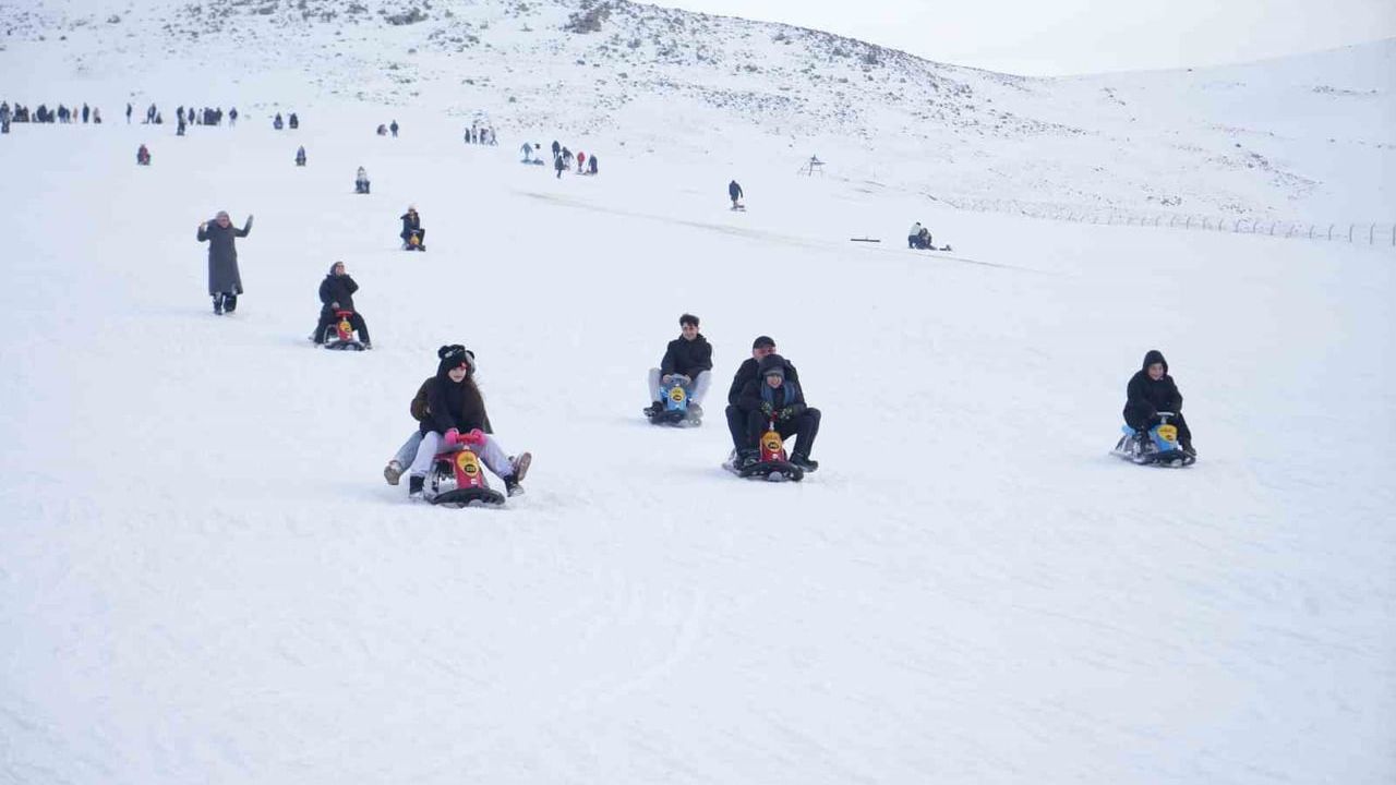 Ketençimen Kayak Merkezi'nde Kar Keyfi: Niğde'de Hafta Sonu Yoğunluğu