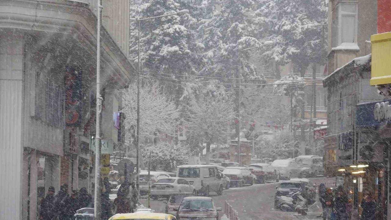 Kilis’te Kar Yağışı Etkili: Kent Beyaza Büründü