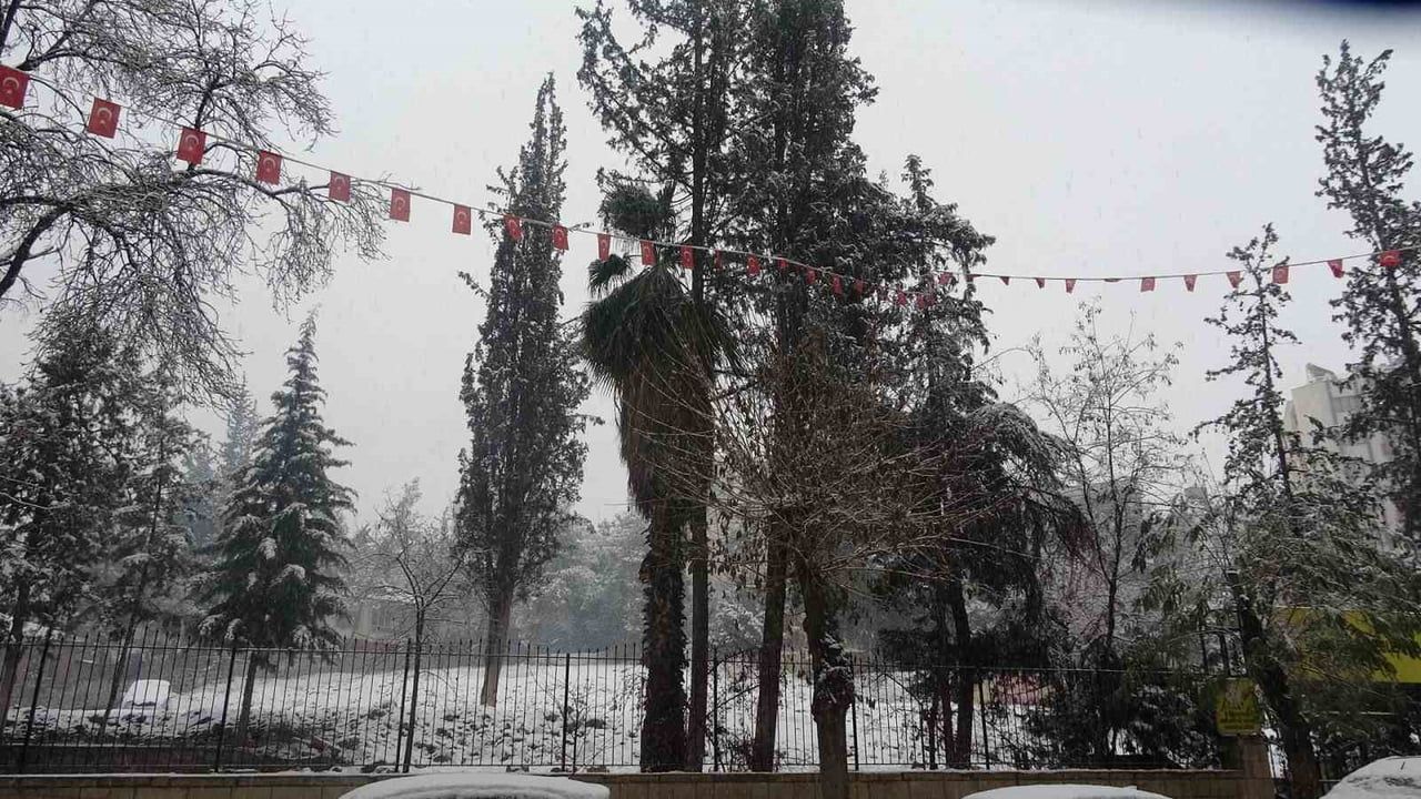 Kilis'te Kar Yağışı Görsel Şölen Oluşturdu