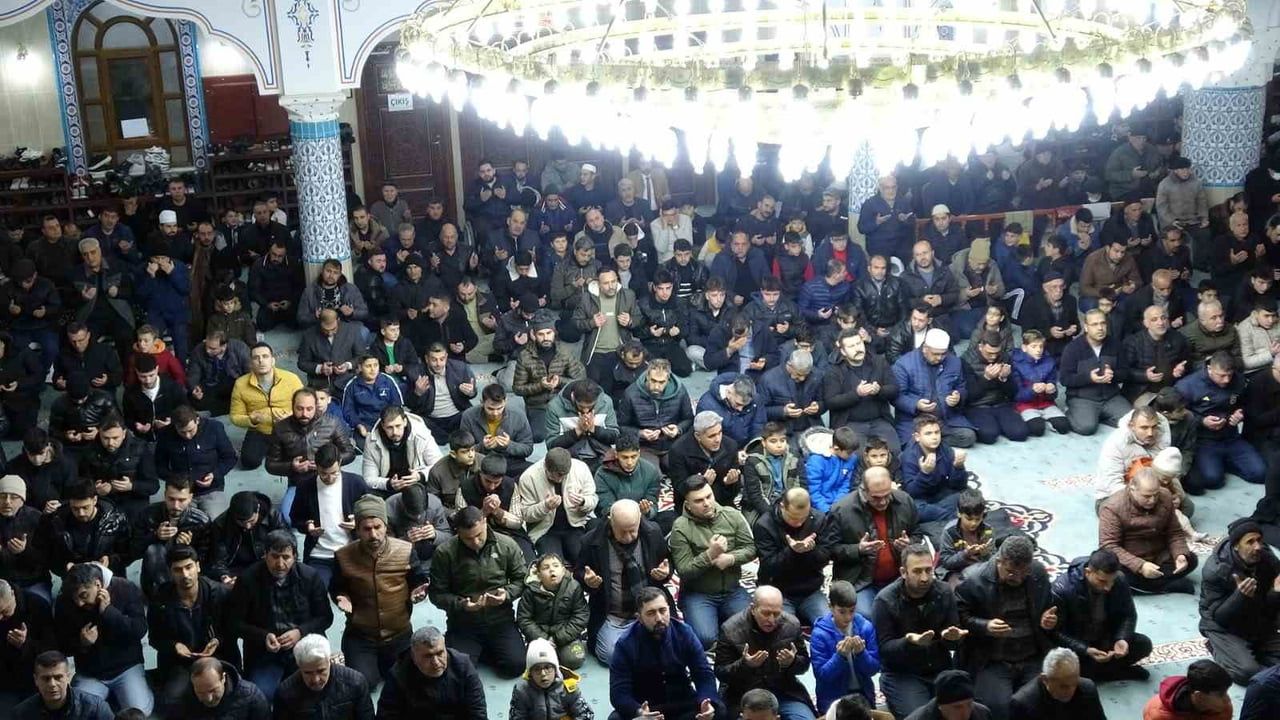 Kilis'te Miraç Kandili'nde Camiler Doldu: Hacı Faruk Kayabaş Camii'nde Yoğunluk