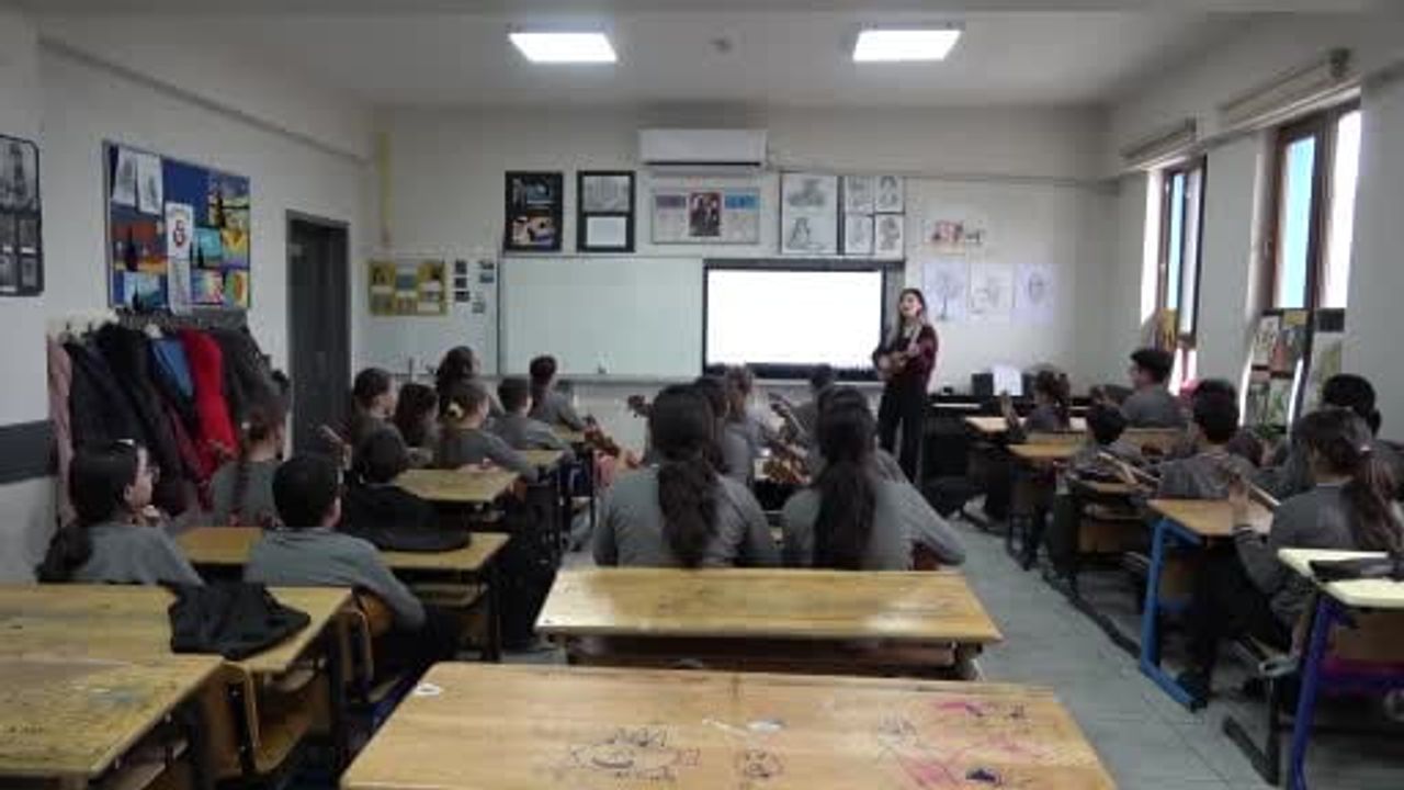 Kilis’te Ortaokulda Ukulele Eğitimi Alan Tüm Sınıf Sosyal Medyada İlgi Odağı