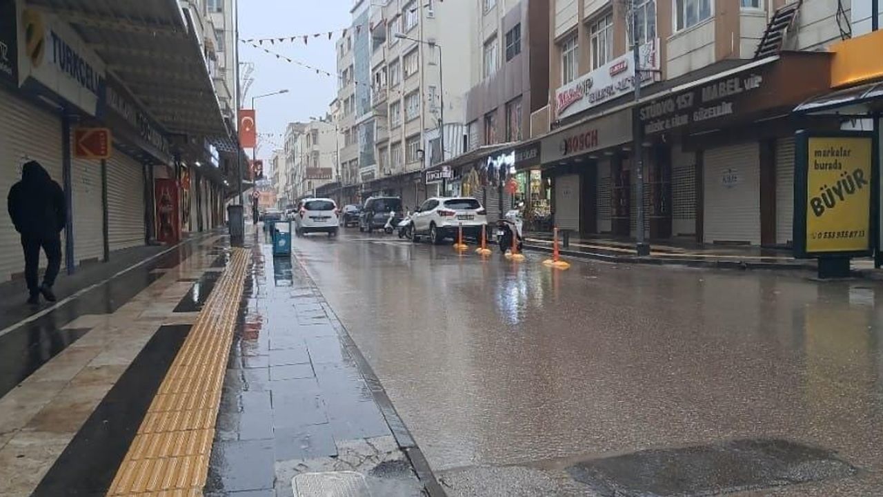 Kilis'te Sağanak Yağış ve Sis Trafiği Etkiledi