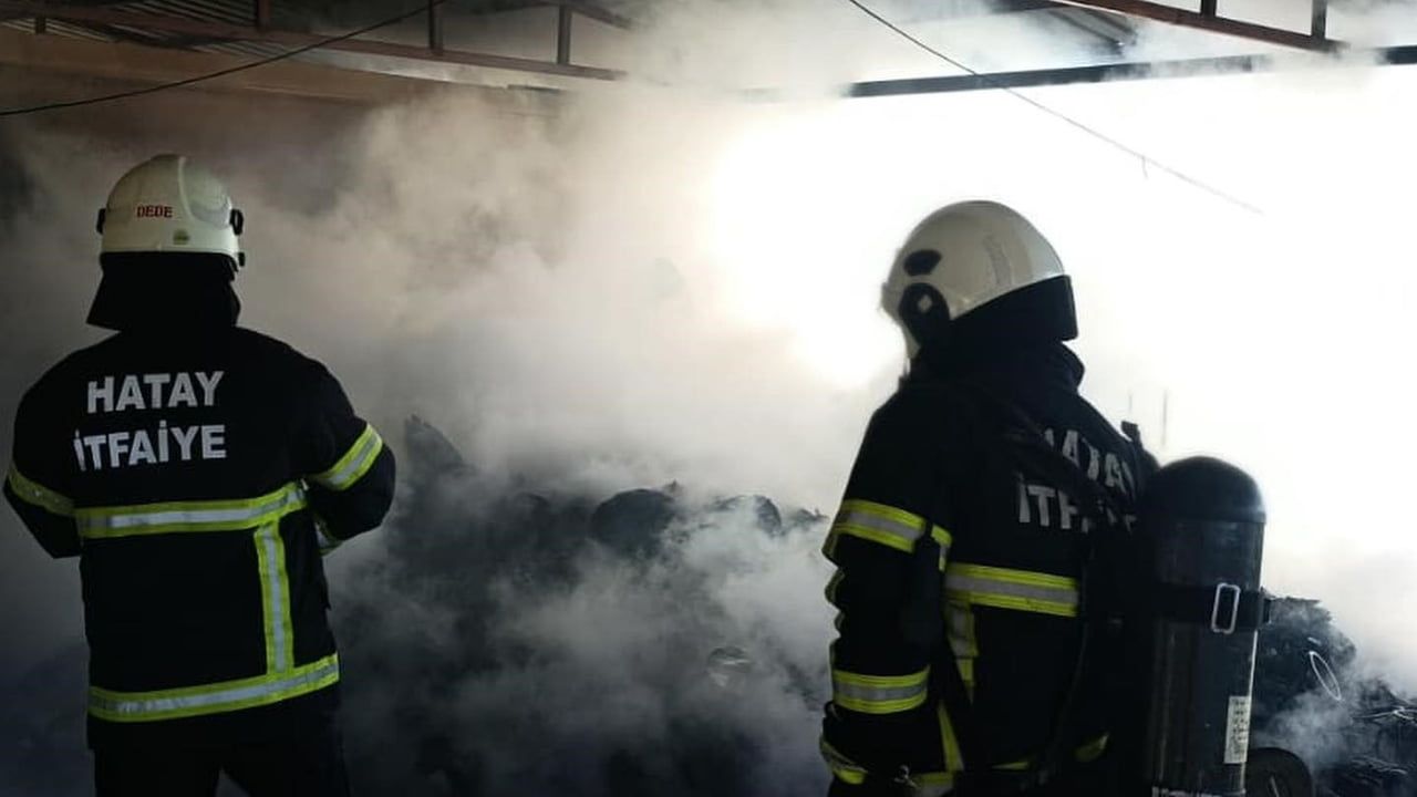 Kırıkhan'da çatı yangını kontrol altına alındı