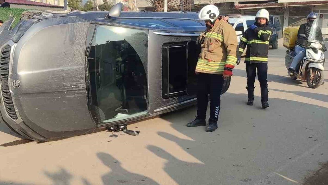 Kırıkhan'da Trafik Kazası: Otomobil Yan Yattı, 2 Yaralı