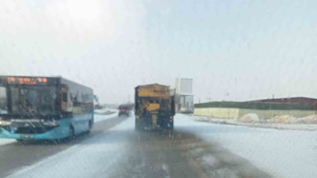 Kırıkkale'de Buzlanmaya Karşı Yol Tuzlama Çalışması