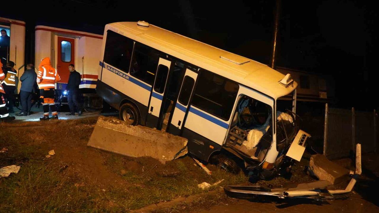 Kırıkkale'de hemzemin geçitte dolmuşa tren çarptı: Sürücü son anda kurtuldu