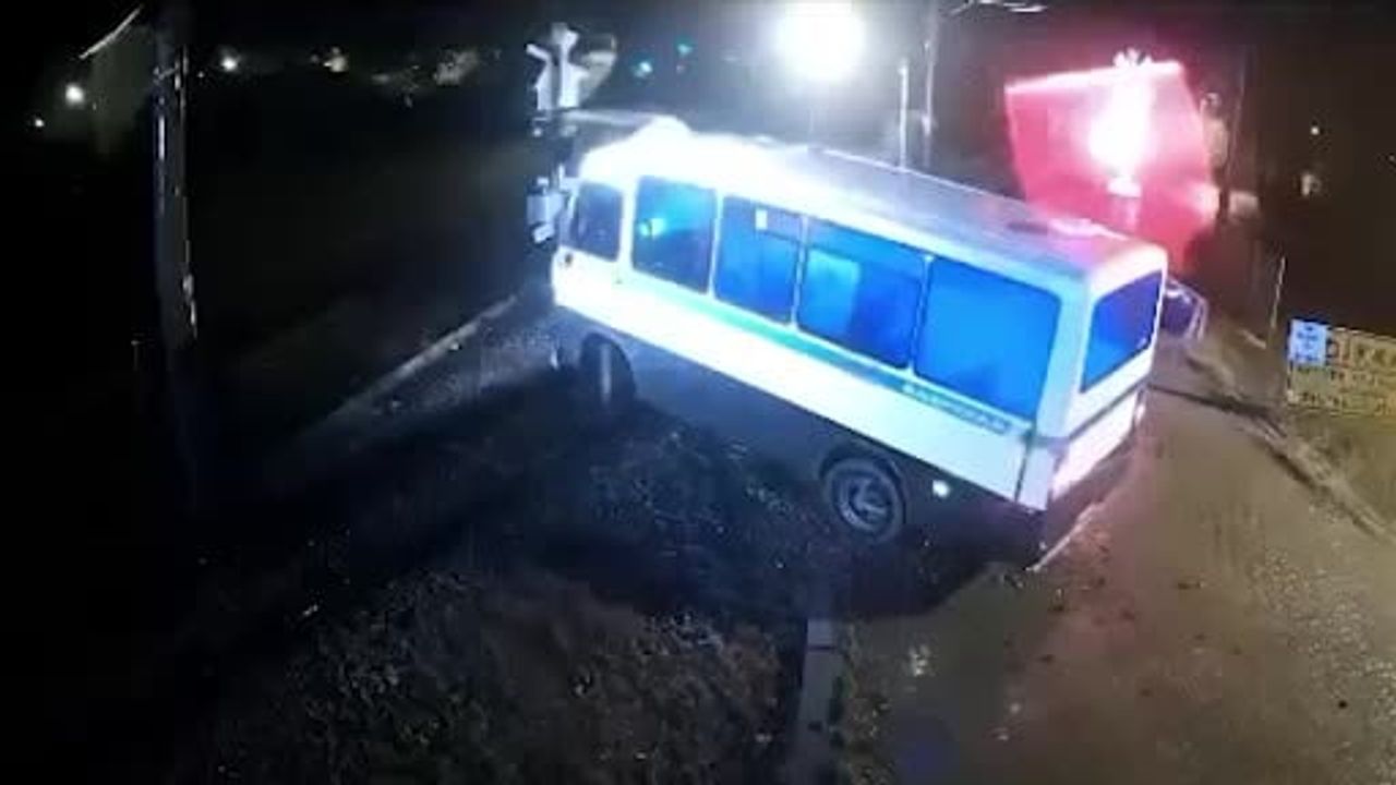 Kırıkkale'de Hemzemin Geçitte Dolmuşa Tren Çarptı — Sürücü Son Anda Kurtuldu