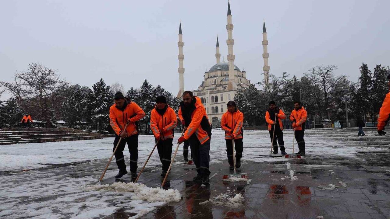 Kırıkkale'de Kaldırımlar Temizleniyor — Belediye Karla Mücadelede